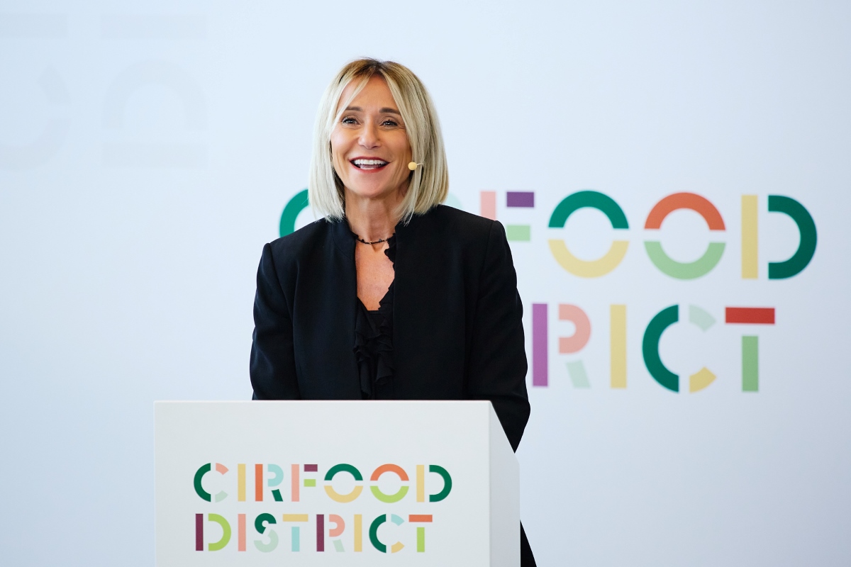 Donna sorridente al IV Summit CIRFOOD su appalti sostenibili e qualità dei servizi di ristorazione collettiva