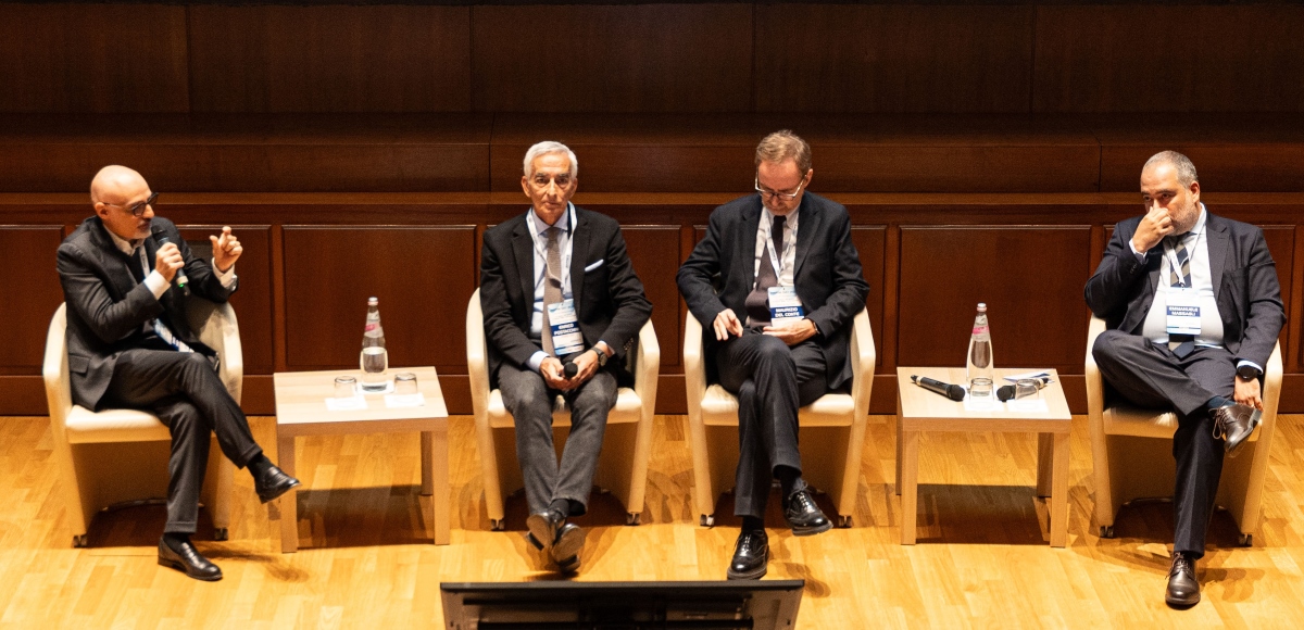 Tavola rotonda AIGRIM FIPE sulla ristorazione in catena: quattro relatori sul palco durante l'AIGRIM Day