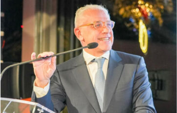 Roberto Zoia, Presidente CNCC e AD di IGD, parla al microfono dietro il leggio durante un evento.