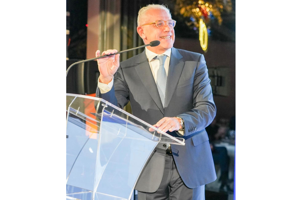 Roberto Zoia, Presidente CNCC e AD di IGD, parla al microfono dietro il leggio durante un evento.