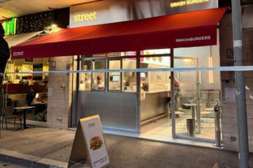 Facciata del ristorante Street Smash Burgers a Roma EUR con insegna rossa e menù esposto all'esterno