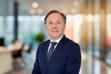 Ritratto di Stefano De Robertis, nuovo esperto di consulenza retail per Savills, in abito elegante.