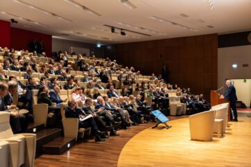 Convegno AIGRIM sulla ristorazione in catena: platea numerosa in auditorium e relatore sul palco