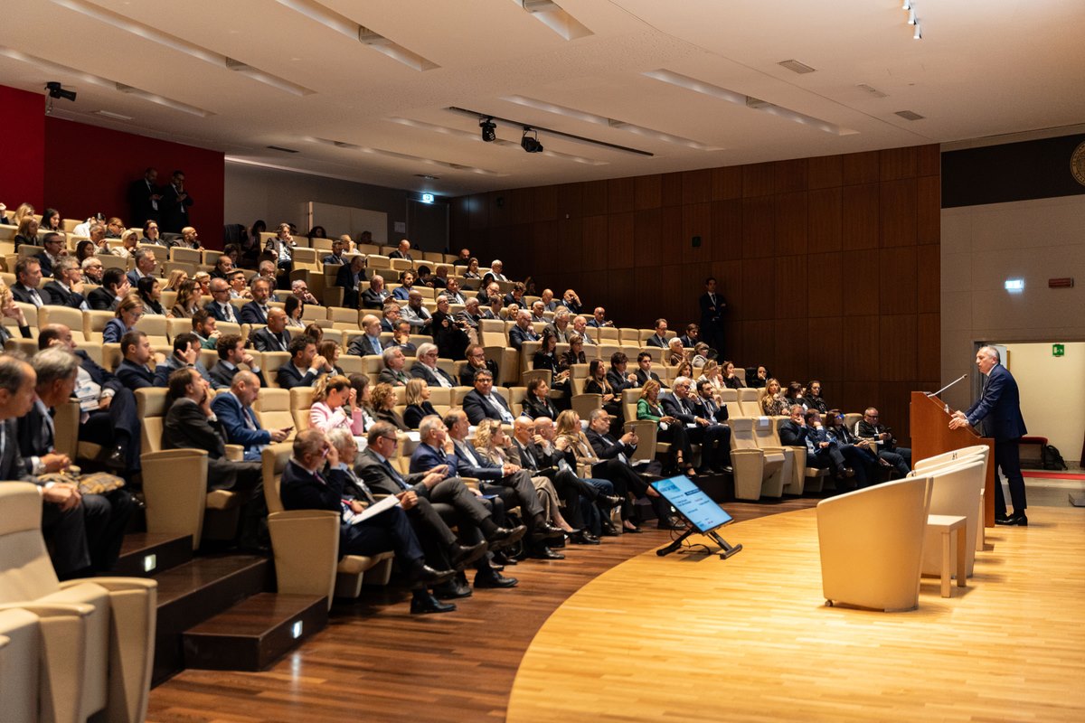 Convegno AIGRIM sulla ristorazione in catena: platea numerosa in auditorium e relatore sul palco