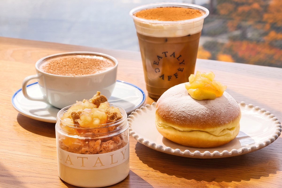 Caffè e dolci italiani da Eataly New York nell'Upper West Side: tazza, bicchiere, bombolone e dessert.