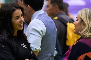 Donne sorridenti conversano a un evento sul franchising e imprenditoria femminile