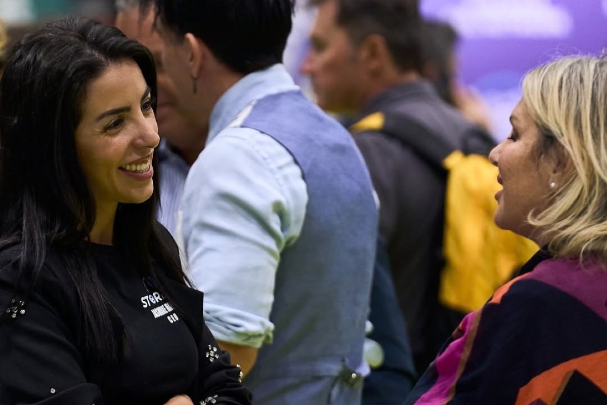 Donne sorridenti conversano a un evento sul franchising e imprenditoria femminile