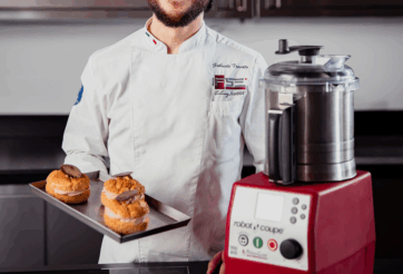 Chef con Robot Cook e dolci. Assistente per pasticceria, ottimizza il lavoro in cucina.