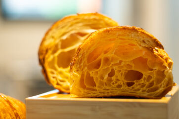 Brioche perfetta tagliata. Dettaglio della pasta sfogliata, alveolata e dorata. Ricetta brioche.