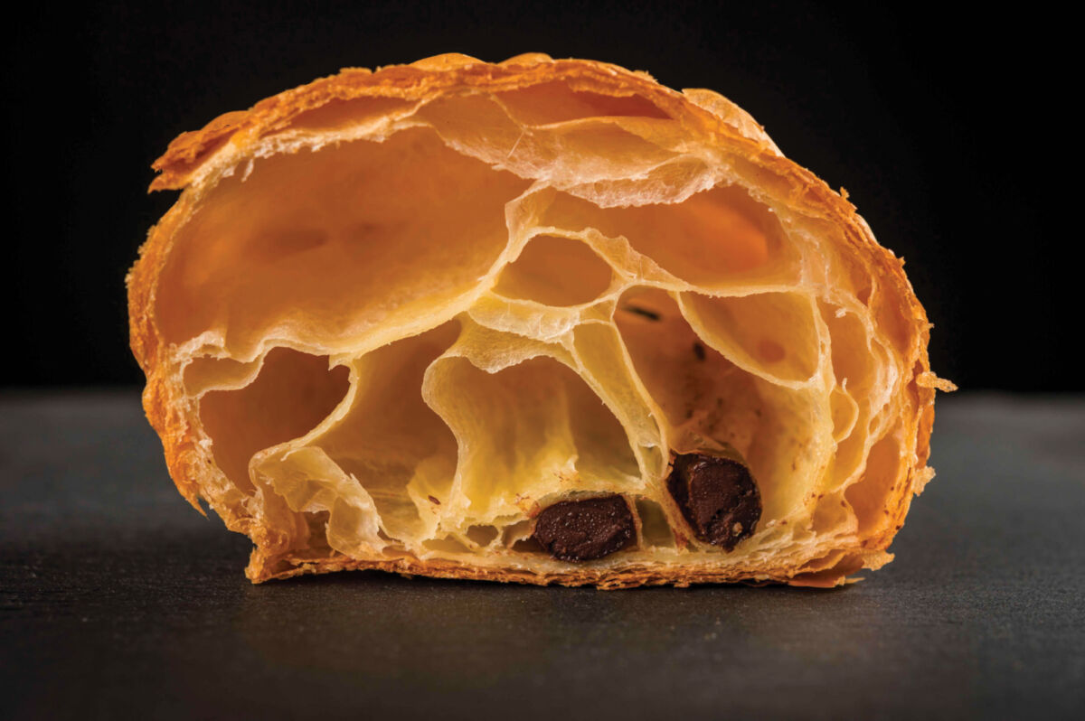 Pain au chocolat di Emilio Glorioso: sezione interna del dolce con cioccolato.