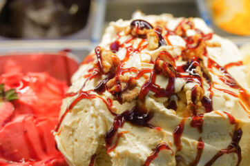 Gelato artigianale SIGEP 2025: gusto nocciola con noci e caramello. Novità e tendenze del gelato italiano.