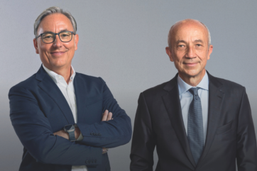 Casa Optima: due uomini d'affari in giacca e cravatta. Cessione a Terlos LLP e co-investitori.