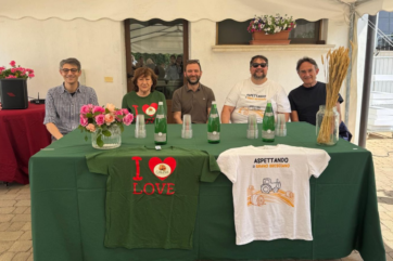 Stand di Èl Forner con magliette Grano Bresciano. Persone, grano, acqua.