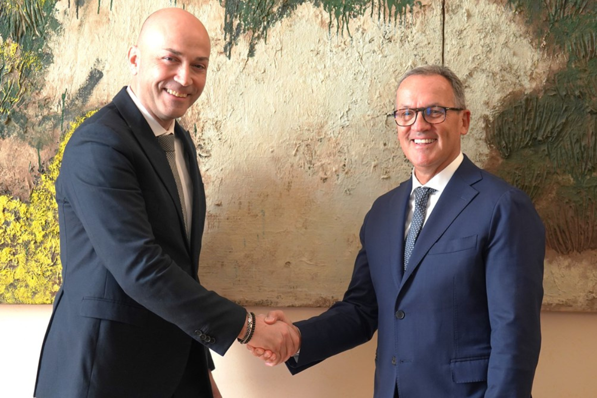 Puratos Rossetto acquisisce Monti di Rizzola: stretta di mano tra i dirigenti. Crescita in Piemonte.