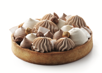 Crostata Dakar con meringhe, cioccolato e nocciole. Dolce delizioso.