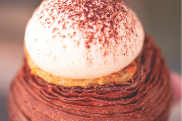 Primo piano di flan dal cuore morbido con panna e cacao. Dolce delizioso.