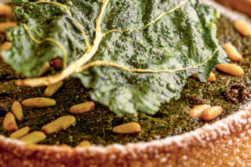 Torta sbeccata di Damiano Carrara: dettaglio con cavolo nero e pinoli.