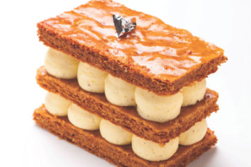 Millefeuille alla vaniglia. Pasticceria francese con crema e pasta sfoglia.