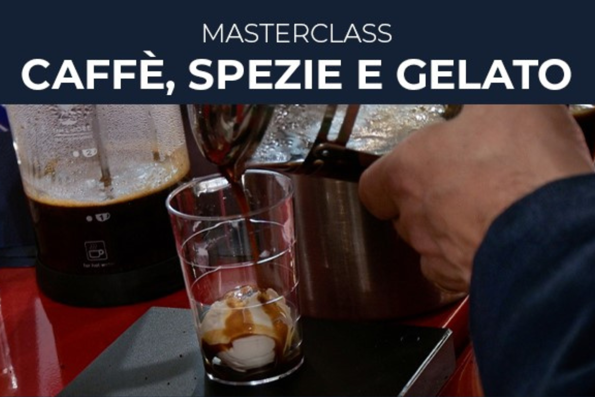 Masterclass caffè, spezie e gelato. Caffè caldo versato su gelato in un bicchiere. Nuove frontiere del gusto.