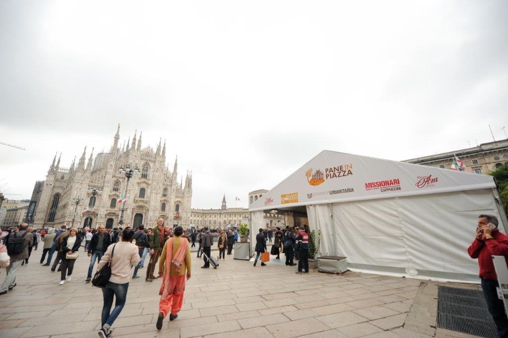 Esterno di Pane in Piazza, Milano. Duomo sullo sfondo. Evento solidale con prelibatezze regionali.