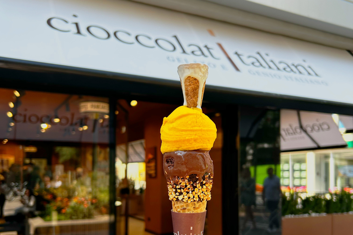Gelato artigianale Cioccolatitaliani a Riccione: cono con cioccolato, nocciole e mango.
