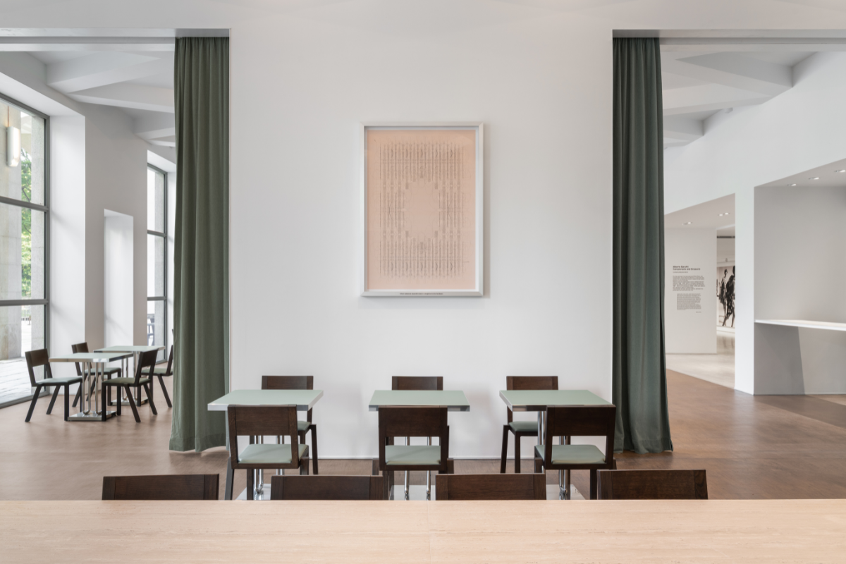 Cucina Triennale Milano: tavoli e sedie in un ambiente luminoso. Design minimal per colazione, pranzo o cena.