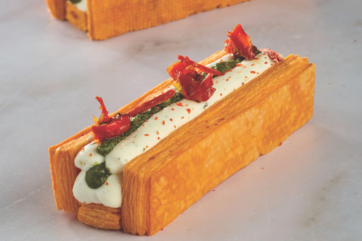 Finger food pomodoro: pasta sfoglia, pesto, crema.