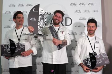 Alessandro Mango vince Belcolade Award 2025. Chef premiati con trofei cioccolato.