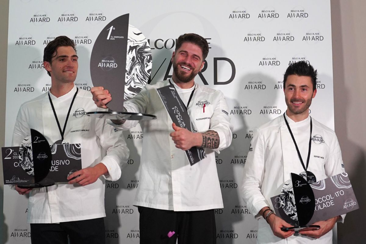 Alessandro Mango vince Belcolade Award 2025. Chef premiati con trofei cioccolato.