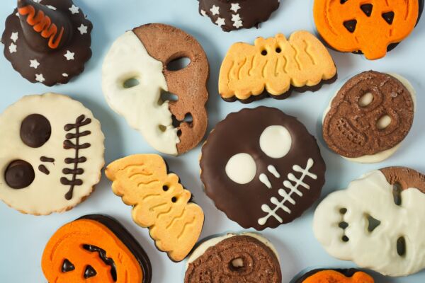 Dolcetti di Halloween: biscotti decorati a tema (zucca, teschio, pipistrello, fantasma, cappello da strega).