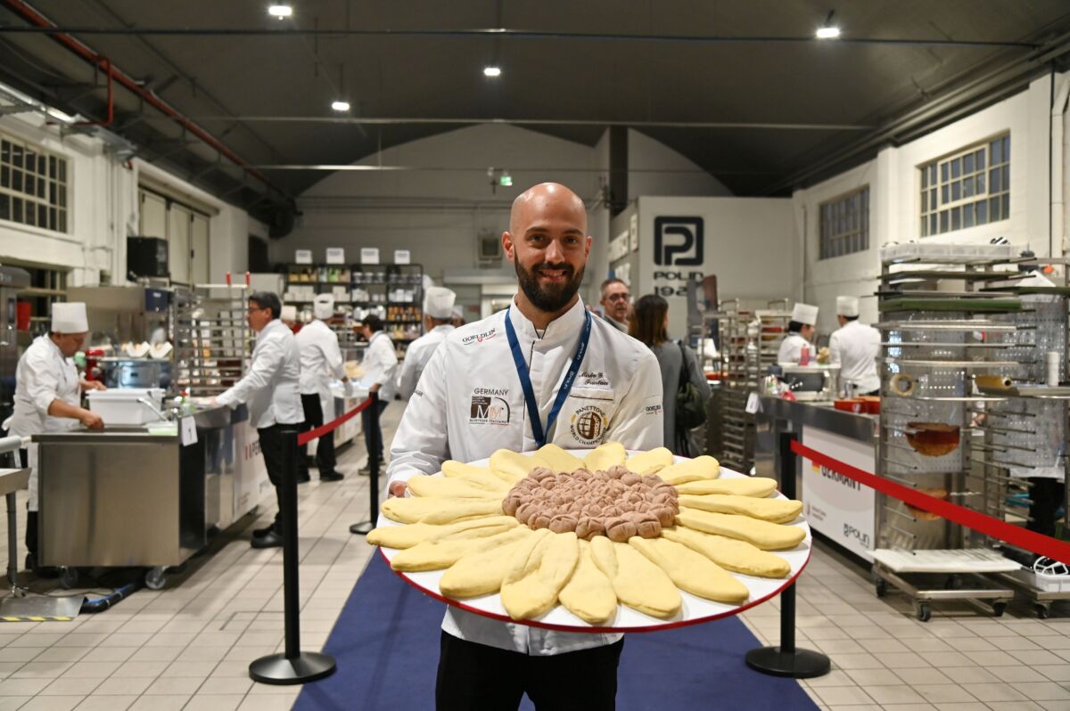 Concorrente al Campionato Mondiale Panettone con creazione Fiore di Lievito Madre. HostMilano.