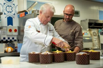 Iginio Massari a Napoli. Chef decora panettoni artigianali. Eccellenza del panettone.