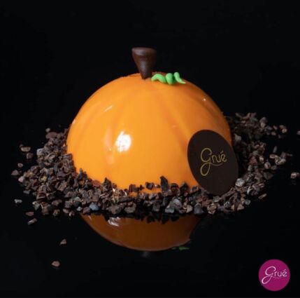 Monoporzione a forma di zucca di Grue per Halloween. Dolce di alta pasticceria.