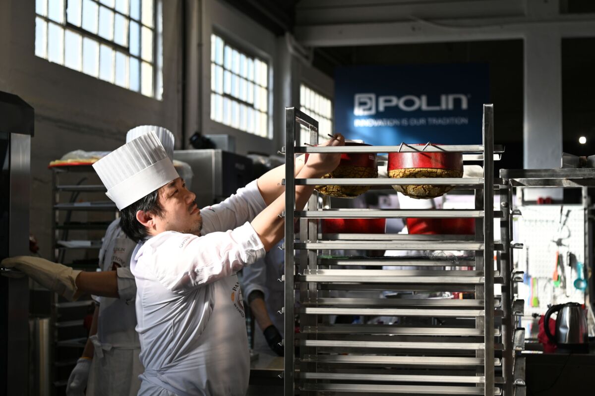Campionato Mondiale Panettone: chef asiatico con panettoni in cottura. HostMilano, Team Giappone.