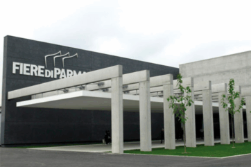 Esterno di Fiere di Parma. Architettura moderna con pilastri in cemento. Eventi e manifestazioni a Parma.
