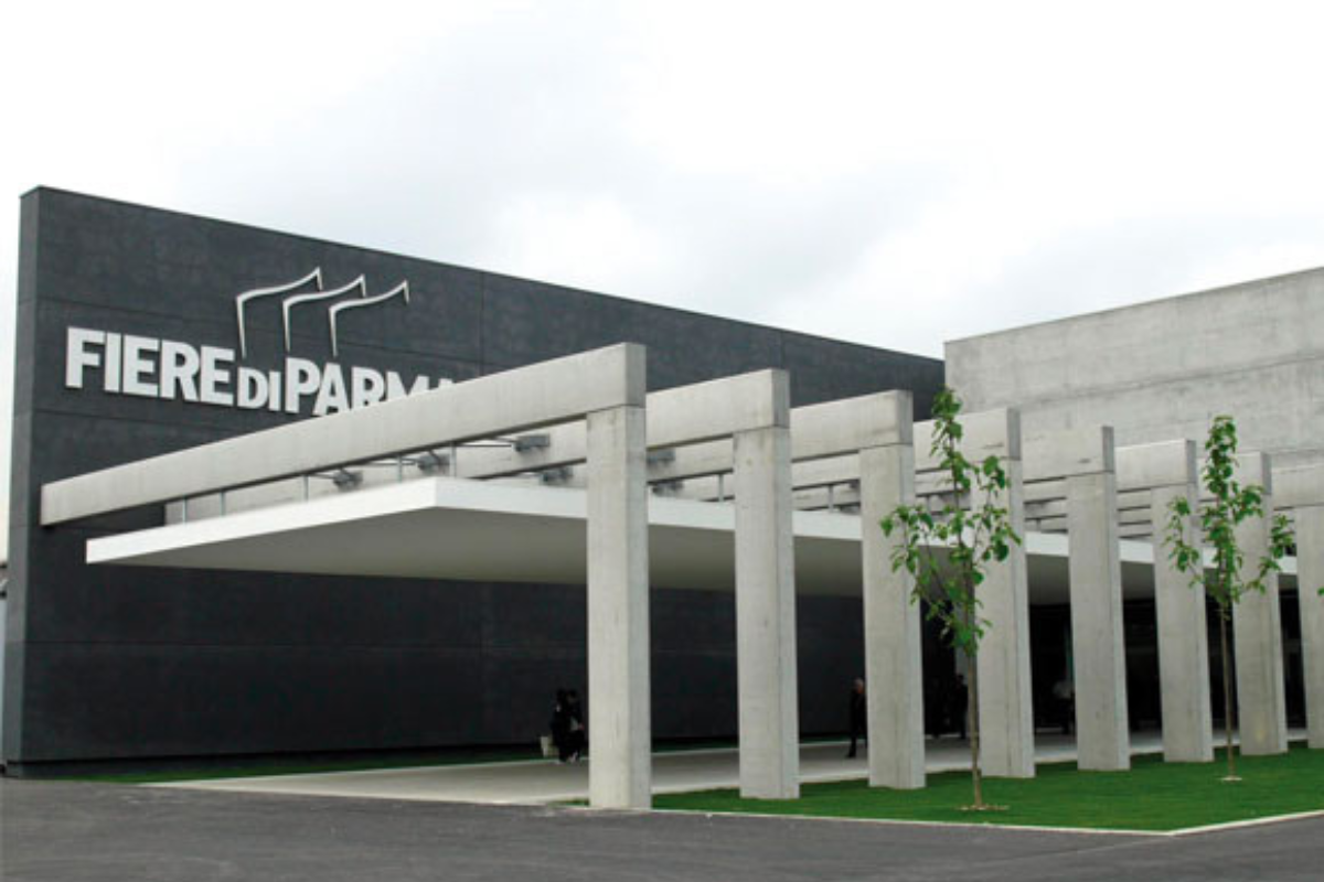 Esterno di Fiere di Parma. Architettura moderna con pilastri in cemento. Eventi e manifestazioni a Parma.