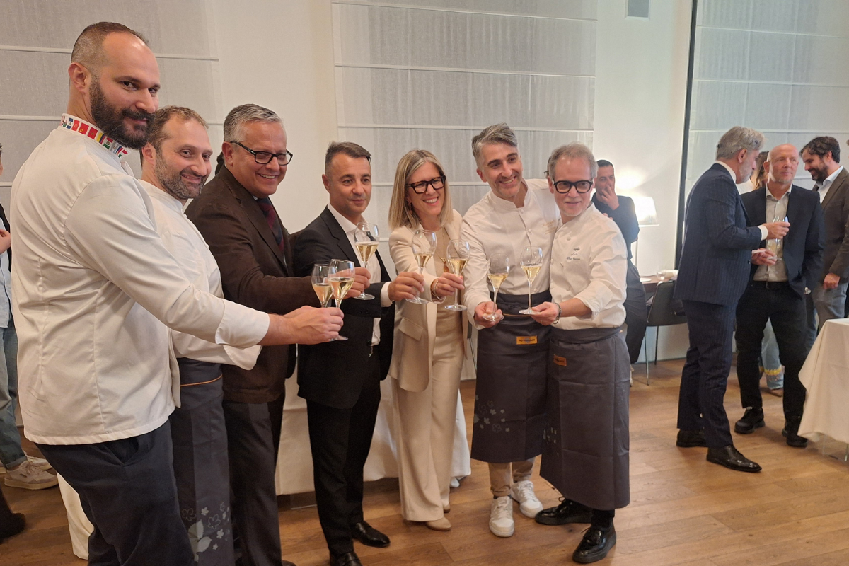 Brindisi a Casa Agrimontana! Chef e ospiti celebrano con calici di spumante. Evento culinario, food & beverage.