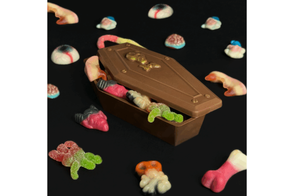 Dolcetti di Halloween a forma di organi e bara di cioccolato Antoniazzi Transilvania. Alta pasticceria spaventosa.