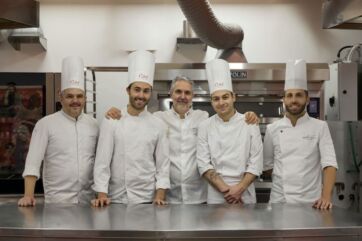 Team Italia Coupe du Monde Pâtisserie 2026: foto di gruppo dei pasticceri in divisa bianca e toque blanche.