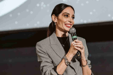 Debora Massari, Assessora Turismo Regione Lombardia, parla al microfono. Evento, turismo, Lombardia.