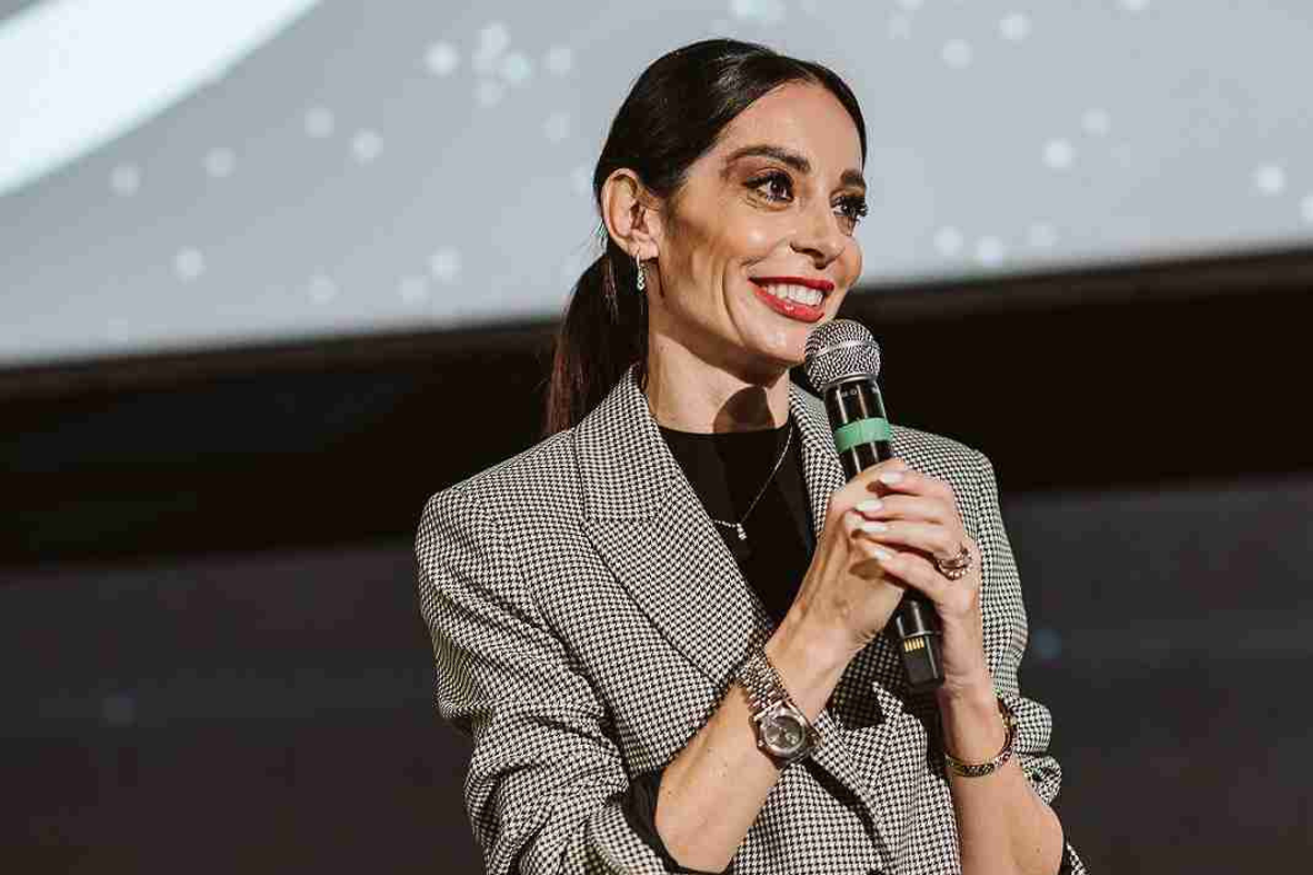 Debora Massari, Assessora Turismo Regione Lombardia, parla al microfono. Evento, turismo, Lombardia.