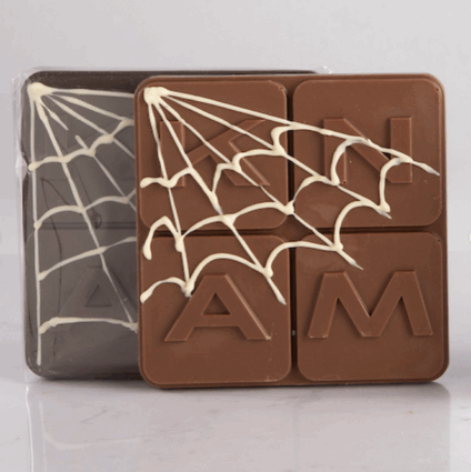 Cioccolato Knam Halloween con ragnatela. Tavolette di cioccolato artigianale per dolci spaventosi.