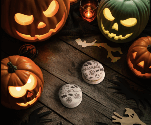 Macarons Iginio Massari di Halloween con zucche illuminate. Dolci spaventosi dell'alta pasticceria.