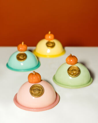 Dolci di Halloween: pasticcini colorati con zucca decorativa. Pasticceria artigianale per Halloween.