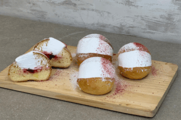 Maritozzo vegano ai lamponi. Soffice brioche con panna vegetale e marmellata.