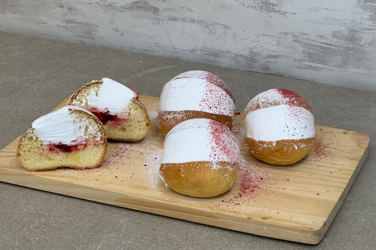 Maritozzo vegano ai lamponi. Soffice brioche con panna vegetale e marmellata.