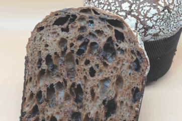 Fetta di panettone al cioccolato artigianale, soffice e goloso.