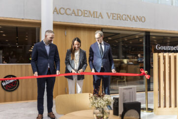 Inaugurazione Accademia Vergnano EHL Svizzera. Taglio del nastro, autorità presenti. Caffè Vergnano, eccellenza italiana.