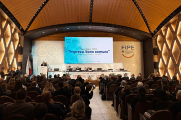 Assemblea FIPE 2025: imprese e ristorazione italiana. Evento con pubblico e relatori.