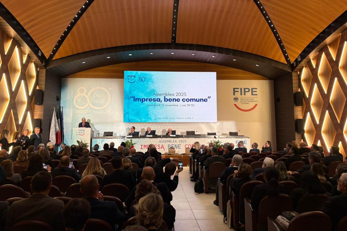 Assemblea FIPE 2025: imprese e ristorazione italiana. Evento con pubblico e relatori.